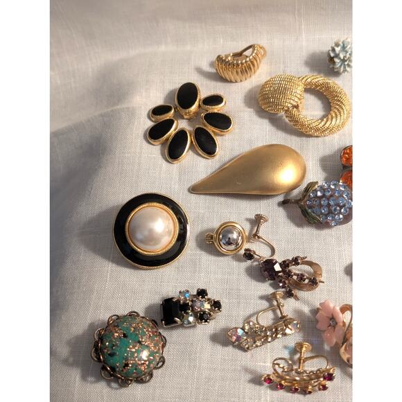 Lot of Vintage Gold Tone Clip On Screw Back Single Earrings - Picture 2 of 9